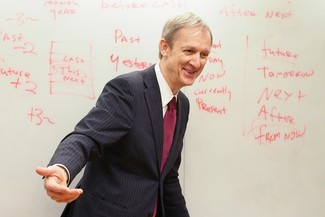ホワイトボードを使って英語を教える講師
